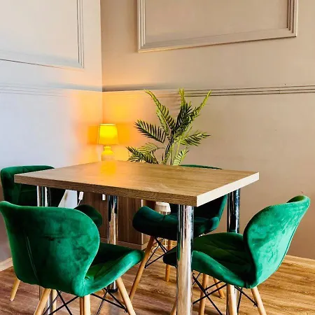 Seaview Luxe - Beachfront Apartment Mamaia