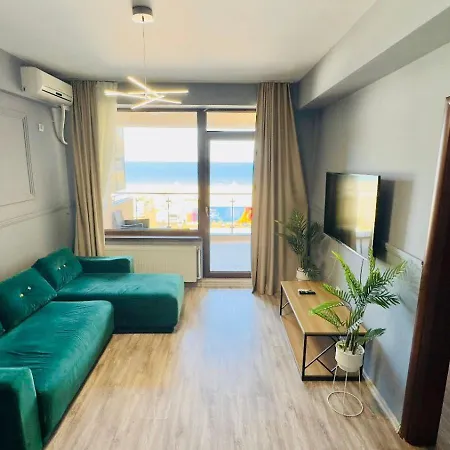 Seaview Luxe - Beachfront Apartment